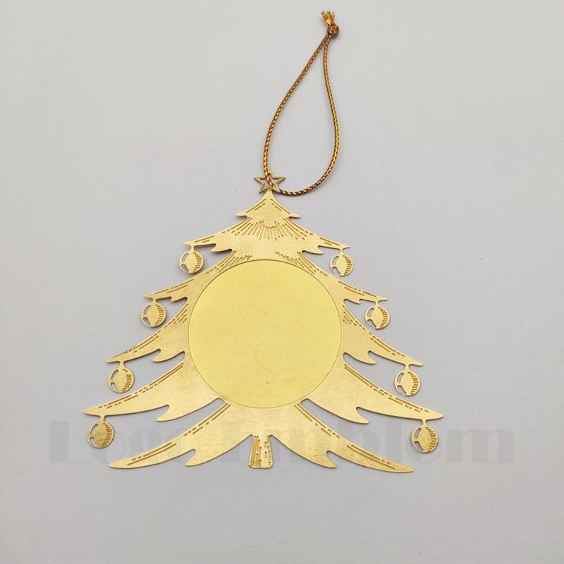 Decorazione natalizia con smalto inciso
